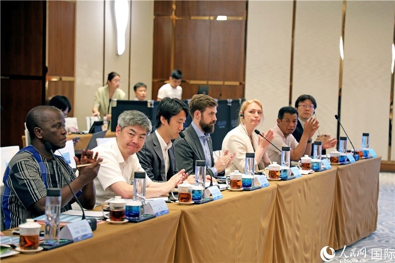 參加產(chǎn)業(yè)對(duì)接會(huì)的各國駐華使節(jié)。人民網(wǎng)記者趙益普攝