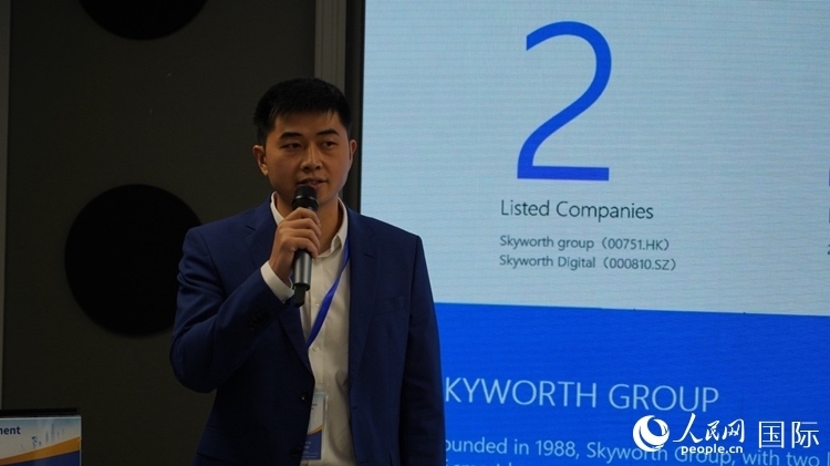 創(chuàng)維南非綠能公司總經(jīng)理倪亮介紹創(chuàng)維的破圈之路。人民網(wǎng) 劉暢攝