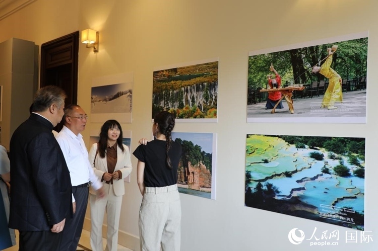 四川省文化和旅游廳副廳長王成平、墨西哥松林文化中心展覽部主任盧西亞·恩里克斯·岡薩雷斯·薩拉維亞、墨西哥中國文化中心主任石岳文參觀圖片展。拍攝者為墨西哥分社外籍雇員埃內(nèi)斯托·多明戈斯