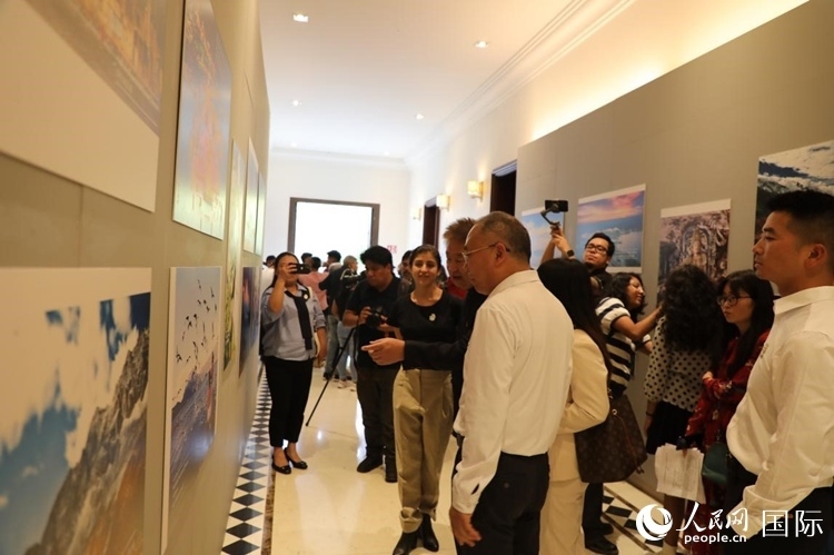 參觀者在圖片展活動現(xiàn)場。拍攝者為墨西哥分社外籍雇員埃內(nèi)斯托·多明戈斯