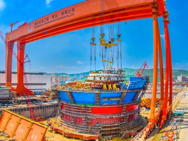 “?？惶枴蓖ㄟ^雙龍門吊進(jìn)行總裝。侯憲鵬攝