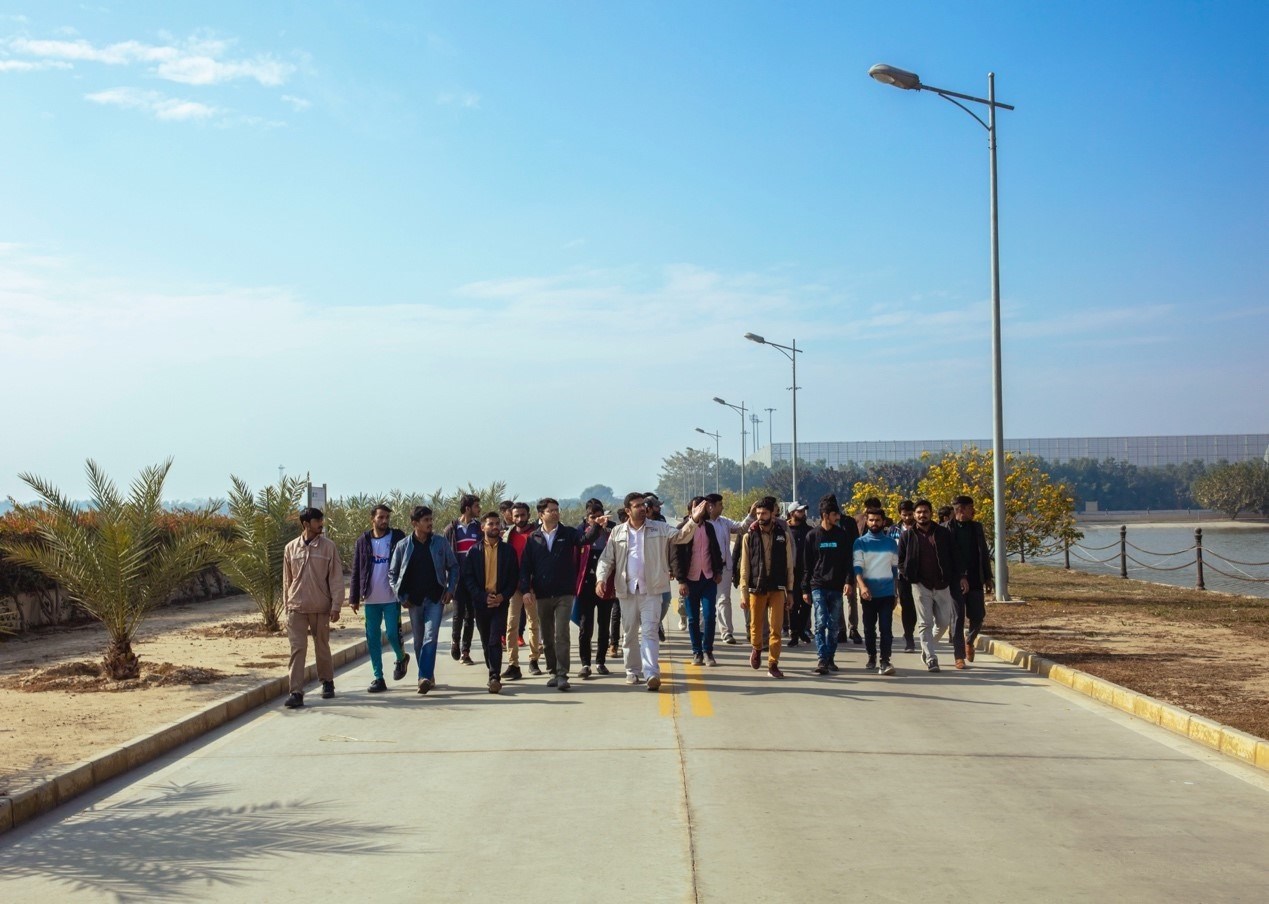 職業(yè)技校學(xué)員參觀中巴經(jīng)濟走廊薩希瓦爾電站。中國華能薩希瓦爾電站 供圖