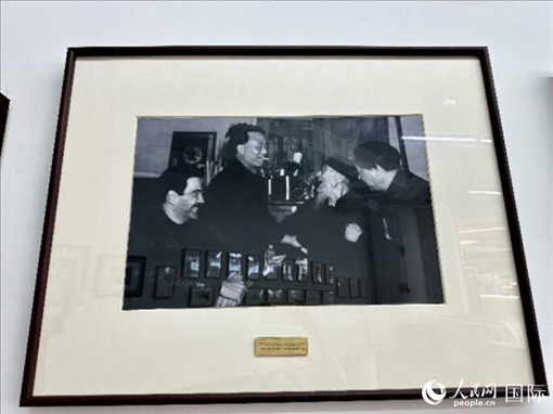 萬徒勒里（左一）與艾青、蕭三、齊白石的老照片。人民網(wǎng)記者 周雨攝
