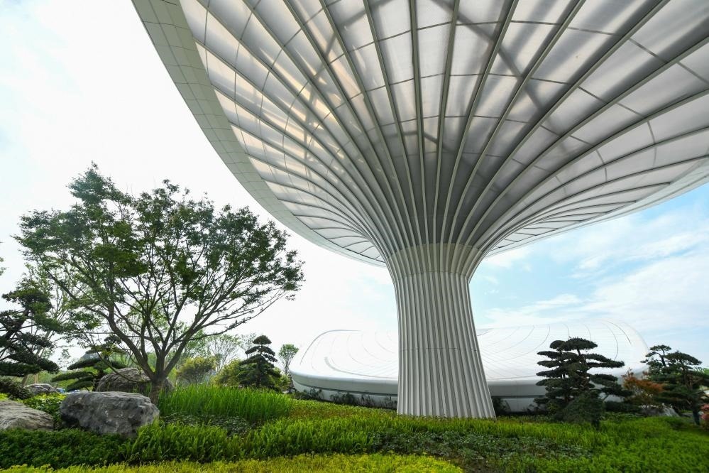 這是2024年4月22日拍攝的成都世園會主會場入口處的“芙蓉花”底部，它兼具收集雨水、循環(huán)利用的功能。新華社記者 王曦 攝