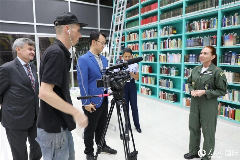 巴西高等防務(wù)學(xué)院院長卡拉·利里奧·馬丁斯接受了人民網(wǎng)的視頻采訪。 人民網(wǎng)記者 陳一鳴攝