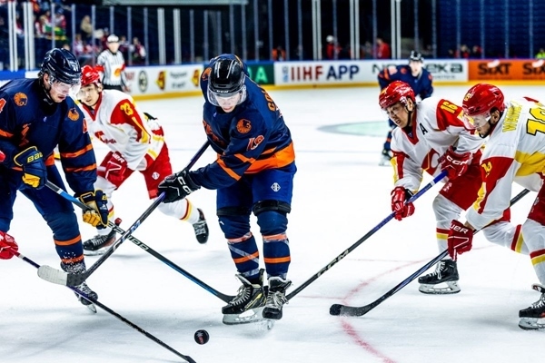 雙方球員爭搶。圖片來源：國際冰聯(lián)