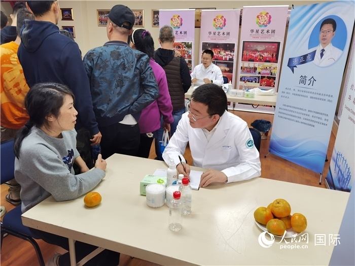 中醫(yī)專家為當(dāng)?shù)厝A僑華人提供中醫(yī)咨詢和診療服務(wù)。 （本報(bào)記者 楊謳 攝）