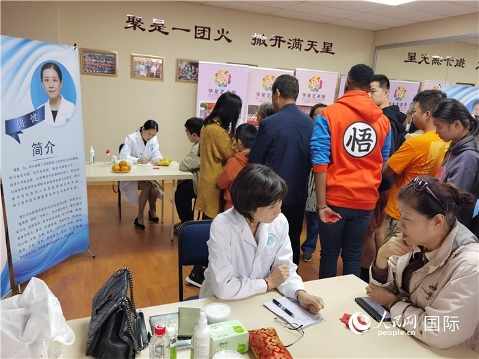 中醫(yī)專家為當(dāng)?shù)厝A僑華人提供中醫(yī)咨詢和診療服務(wù)。 （本報(bào)記者 楊謳 攝）