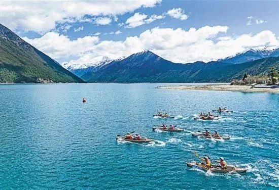 2024年4月20日，2024年巴松措國際漂流公開賽的選手在比賽中。 新華社記者 孫非攝