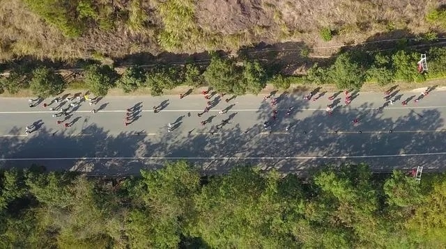 1月6日，健身愛好者在徒步活動中（無人機(jī)照片）。新華社記者 黃國保攝