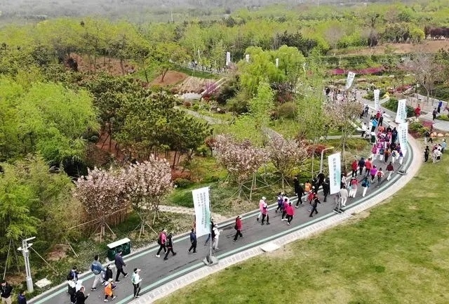 4月27日，登山愛好者在浮山森林公園參加登山健身活動（無人機(jī)照片）。新華社記者 李紫恒攝