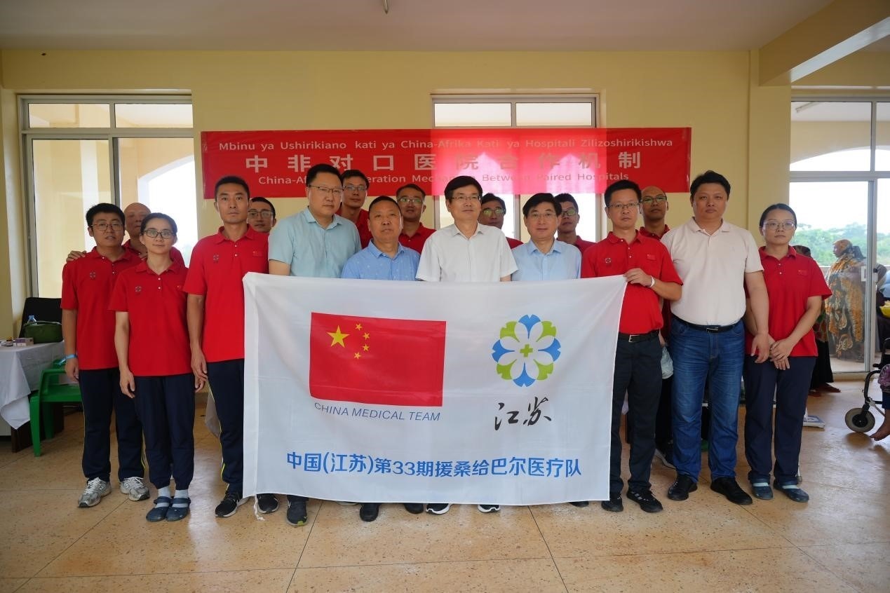 揚(yáng)州市衛(wèi)健系統(tǒng)代表團(tuán)和醫(yī)療隊(duì)在義診現(xiàn)場(chǎng)合影。中國(guó)援桑醫(yī)療隊(duì)供圖