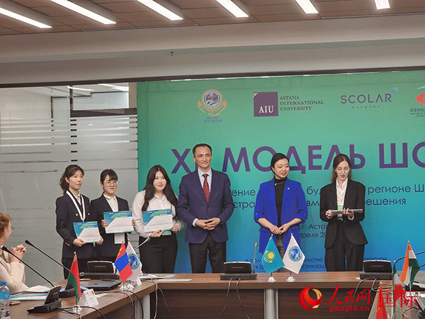 中國代表榮獲“最佳代表”獎。人民網(wǎng)記者 李強(qiáng)攝