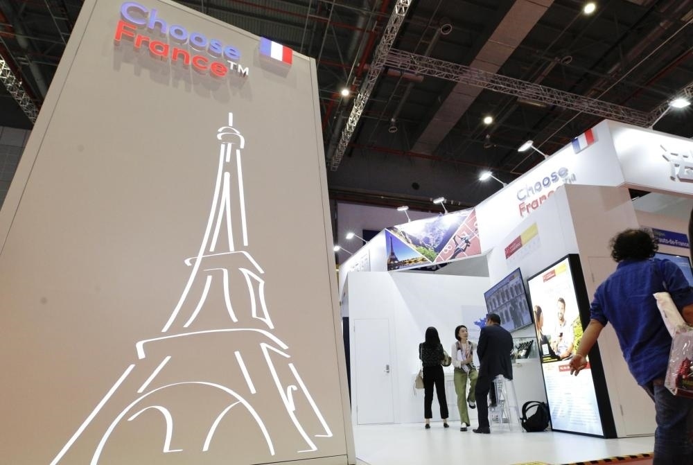 2019年11月5日，第二屆中國(guó)國(guó)際進(jìn)口博覽會(huì)在上海國(guó)家會(huì)展中心開幕。這是參觀者走過法國(guó)國(guó)家館。新華社記者 張玉薇 攝