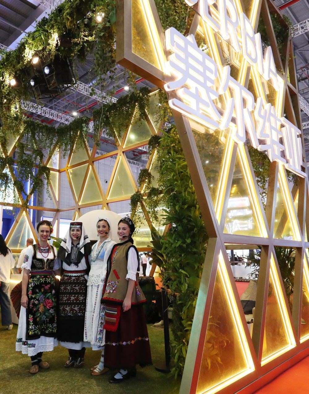 2023年11月6日，身著傳統(tǒng)服飾的演職人員在上海進(jìn)博會(huì)國(guó)家展塞爾維亞展臺(tái)迎接參觀者。第六屆進(jìn)博會(huì)國(guó)家展全面恢復(fù)線下舉辦，洪都拉斯、塞爾維亞、越南、南非、哈薩克斯坦作為本屆進(jìn)博會(huì)主賓國(guó)在國(guó)家展亮相。新華社記者 方喆 攝