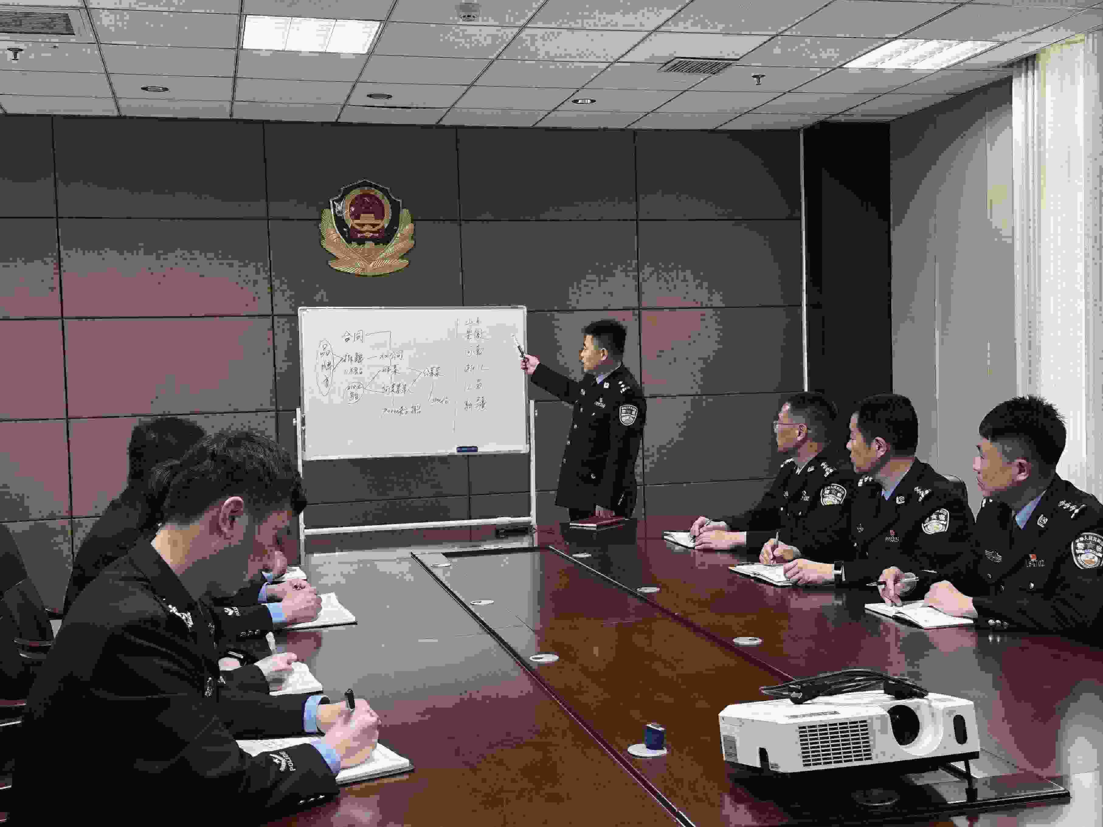 專案組辦案民警介紹案情。人民網(wǎng)記者 郝萍攝