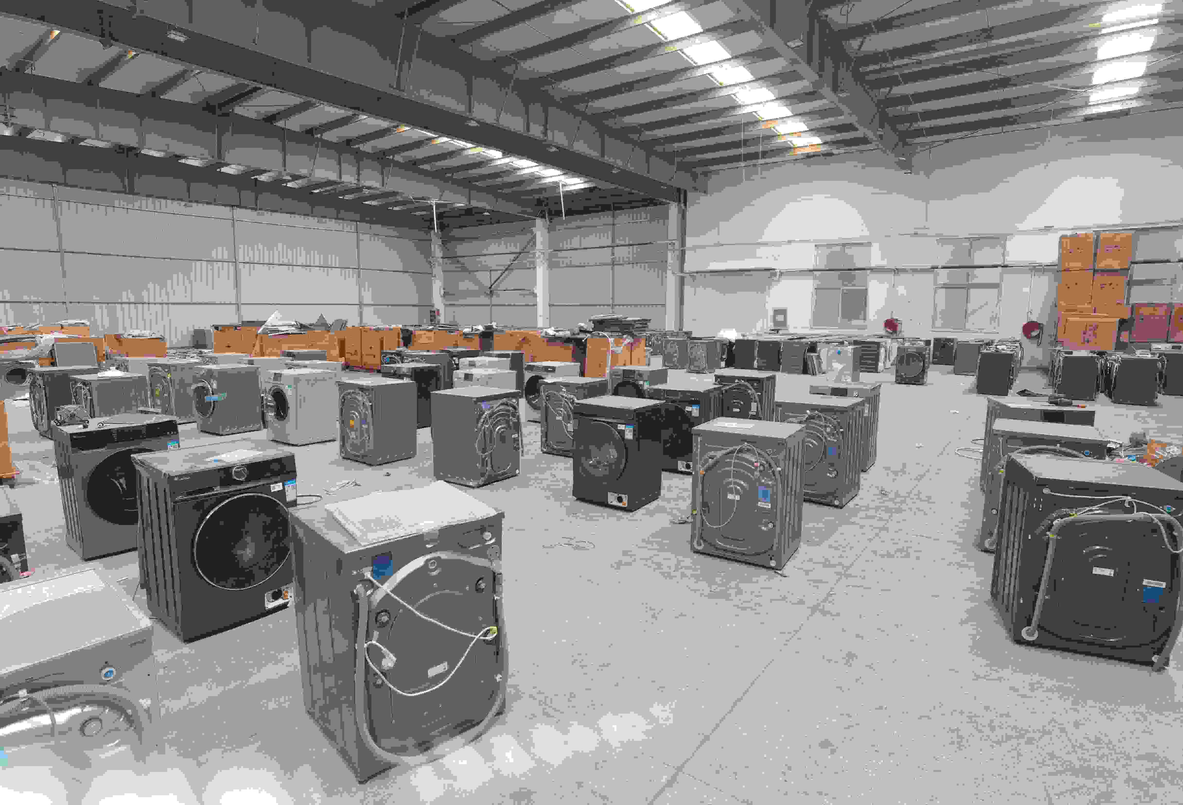 專案組民警查扣涉案場所及假冒知名品牌洗衣機(jī)。巨野警方供圖