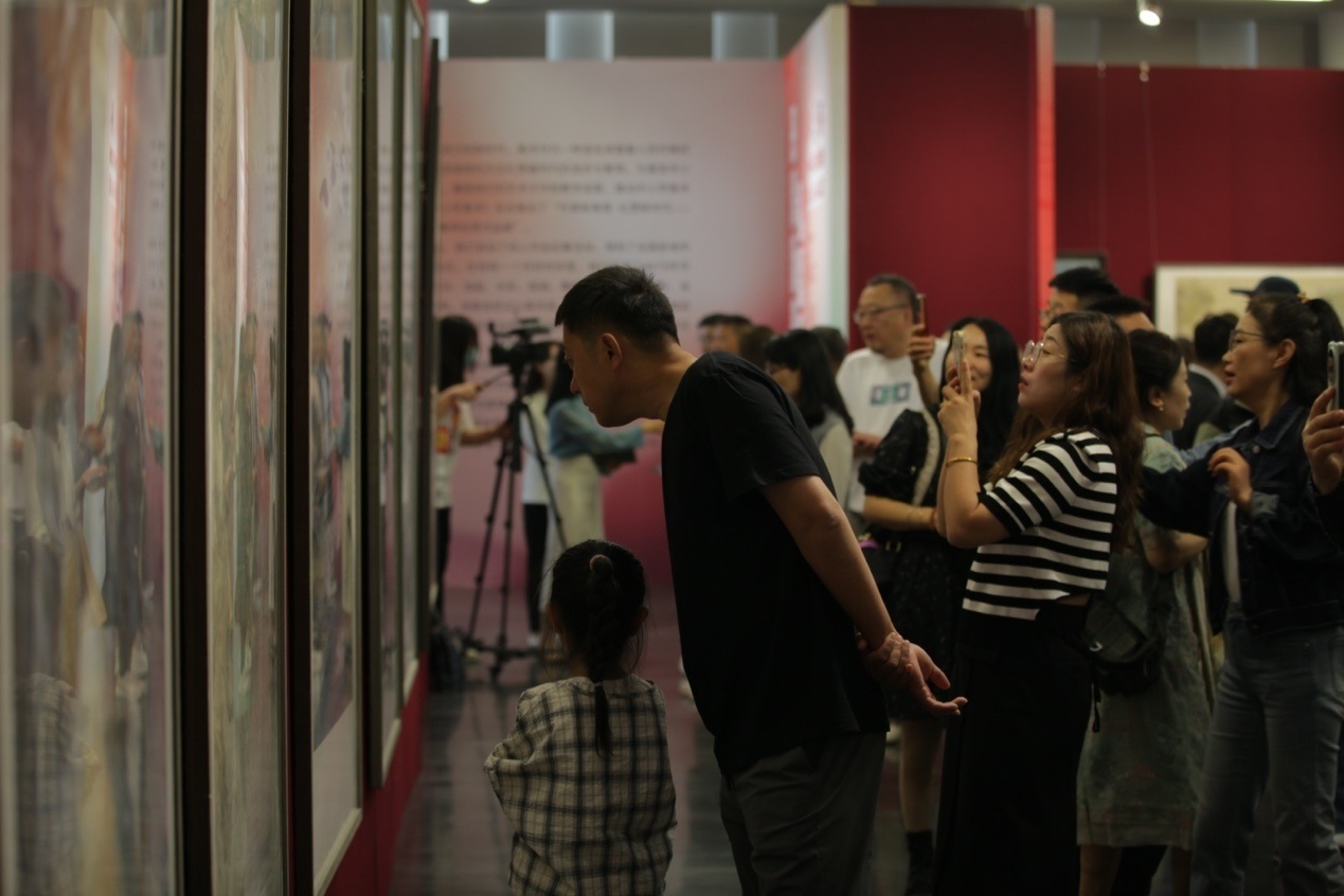 嘉賓及教研員、教師代表參觀展覽。主辦方供圖