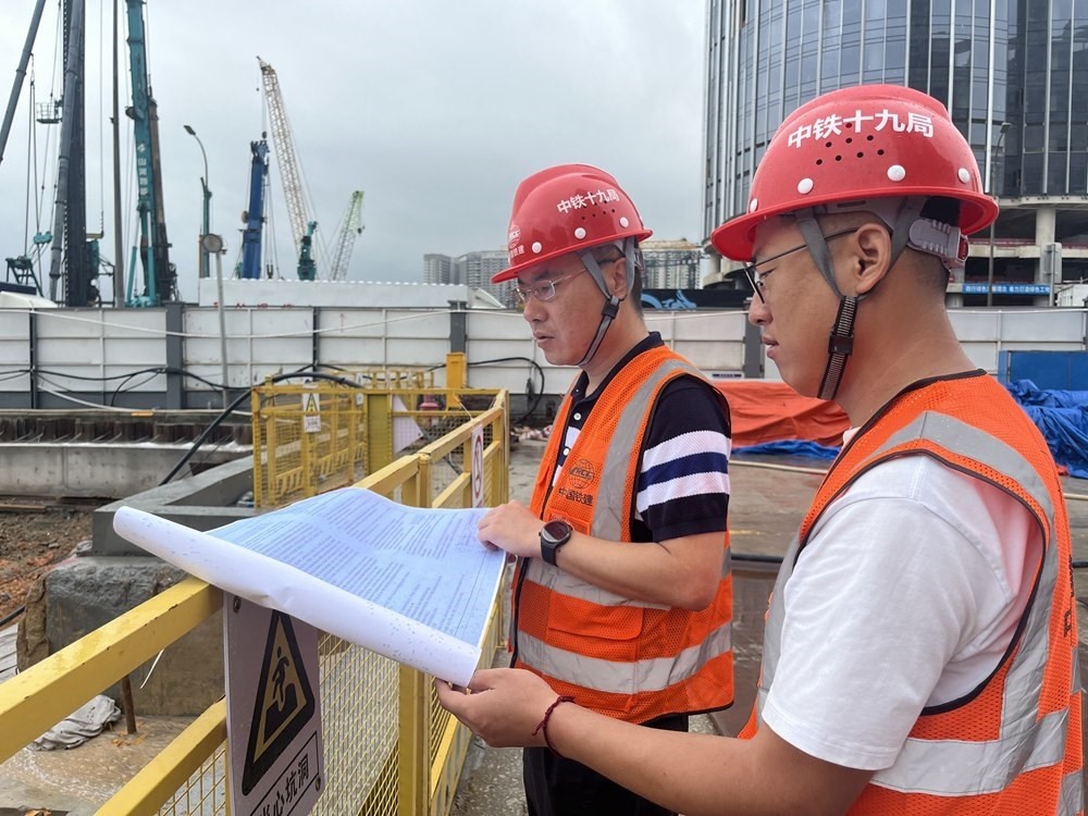 2024年4月26日，深圳市五一勞動獎?wù)芦@得者、中鐵十九局軌道公司項目副經(jīng)理夏荔（左）在穗莞深城際鐵路前皇段皇崗口岸站建設(shè)現(xiàn)場忙碌。新華社發(fā)