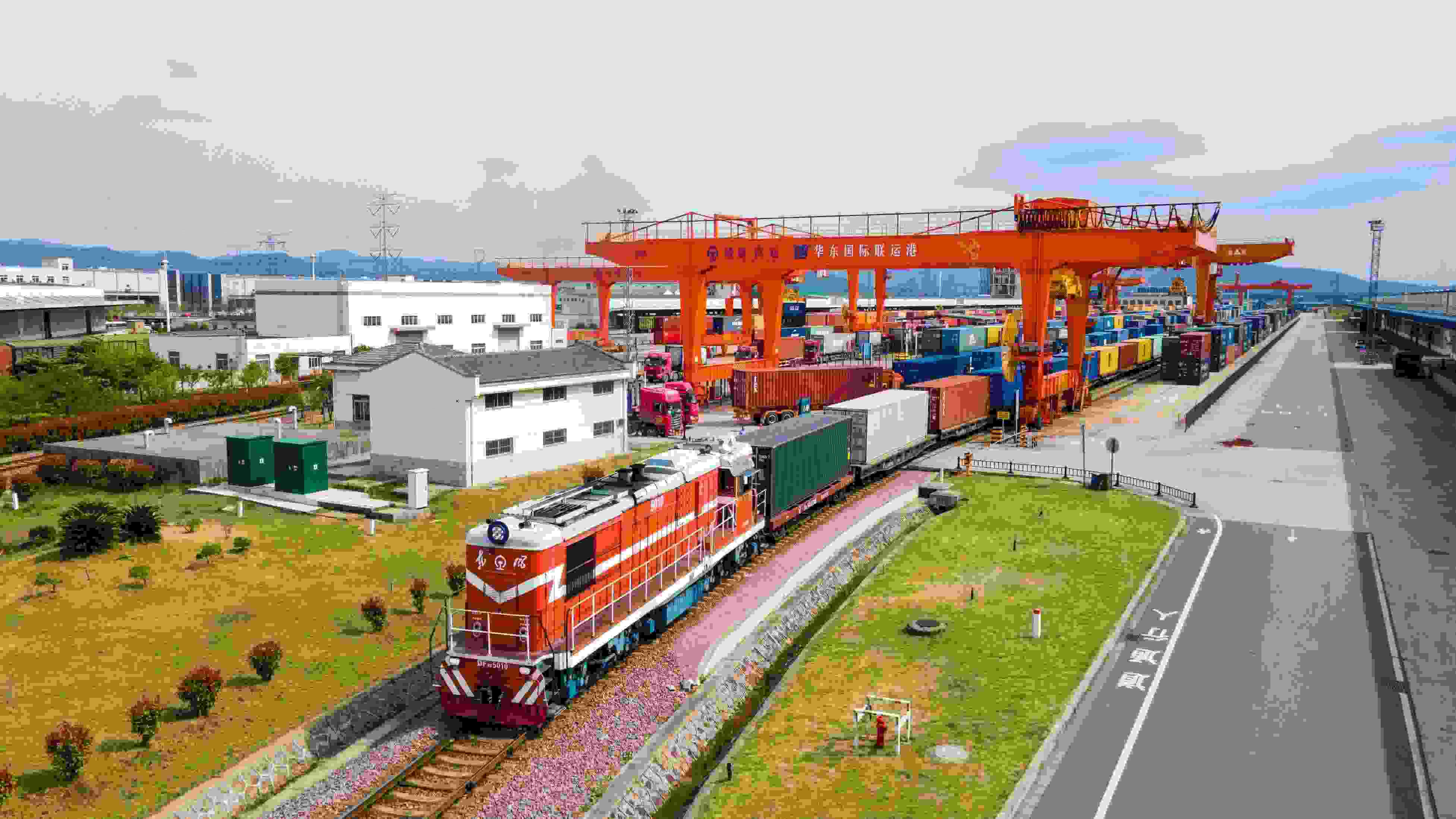 △2024年4月1日，浙江省金華華東國際聯(lián)運港，一列中歐班列裝載110個標箱日用百貨、電動工具、機械裝備等貨物從鐵路金華南貨場啟程駛往匈牙利布達佩斯。