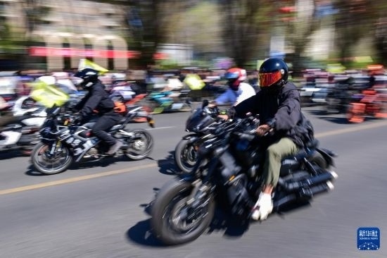 這是4月30日在新疆烏魯木齊市舉行的巡游活動上拍攝的摩托機(jī)車方陣。