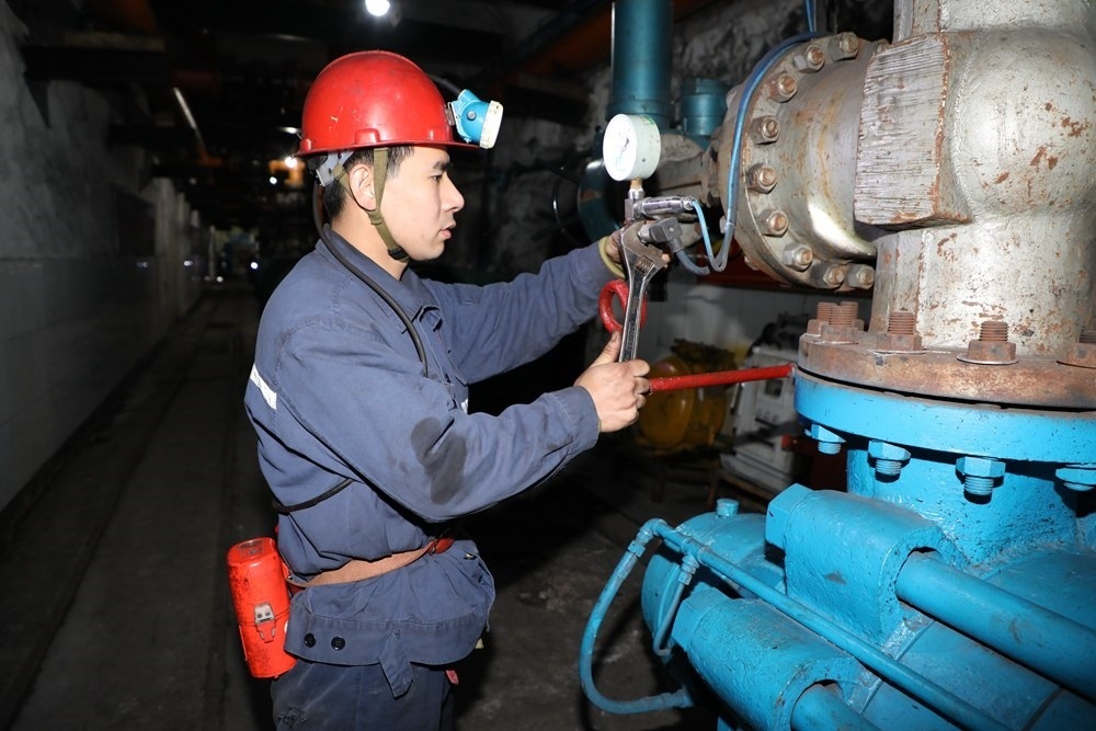 2024年4月30日，冀中能源峰峰集團(tuán)新屯礦機(jī)電區(qū)副區(qū)長顧博在井下泵房檢修水泵。新華社發(fā)