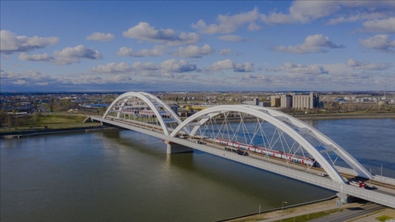 △2024年3月12日，一列火車運行在匈塞鐵路塞爾維亞境內(nèi)貝諾段諾維薩德多瑙河大橋上。