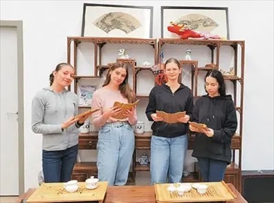 匈中雙語學(xué)校的學(xué)生胡靈月(左一)、宋智孝(右二)學(xué)習(xí)中國茶文化。