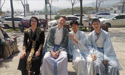 匈牙利學(xué)生與襄陽三十六中學(xué)生友好交流。