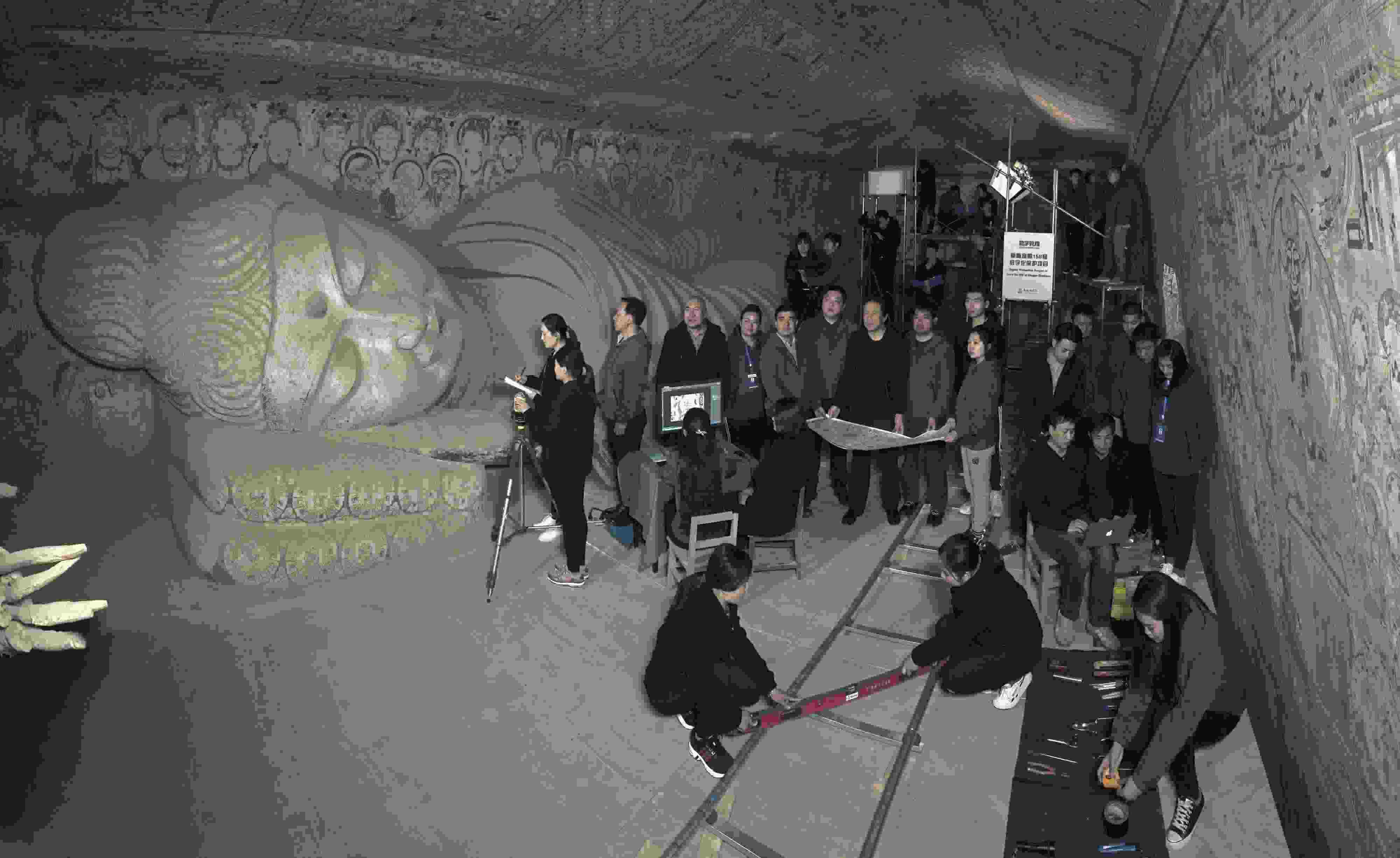 敦煌研究院文物數(shù)字化團(tuán)隊(duì)在莫高窟第158窟工作現(xiàn)場(chǎng)。敦煌研究院供圖