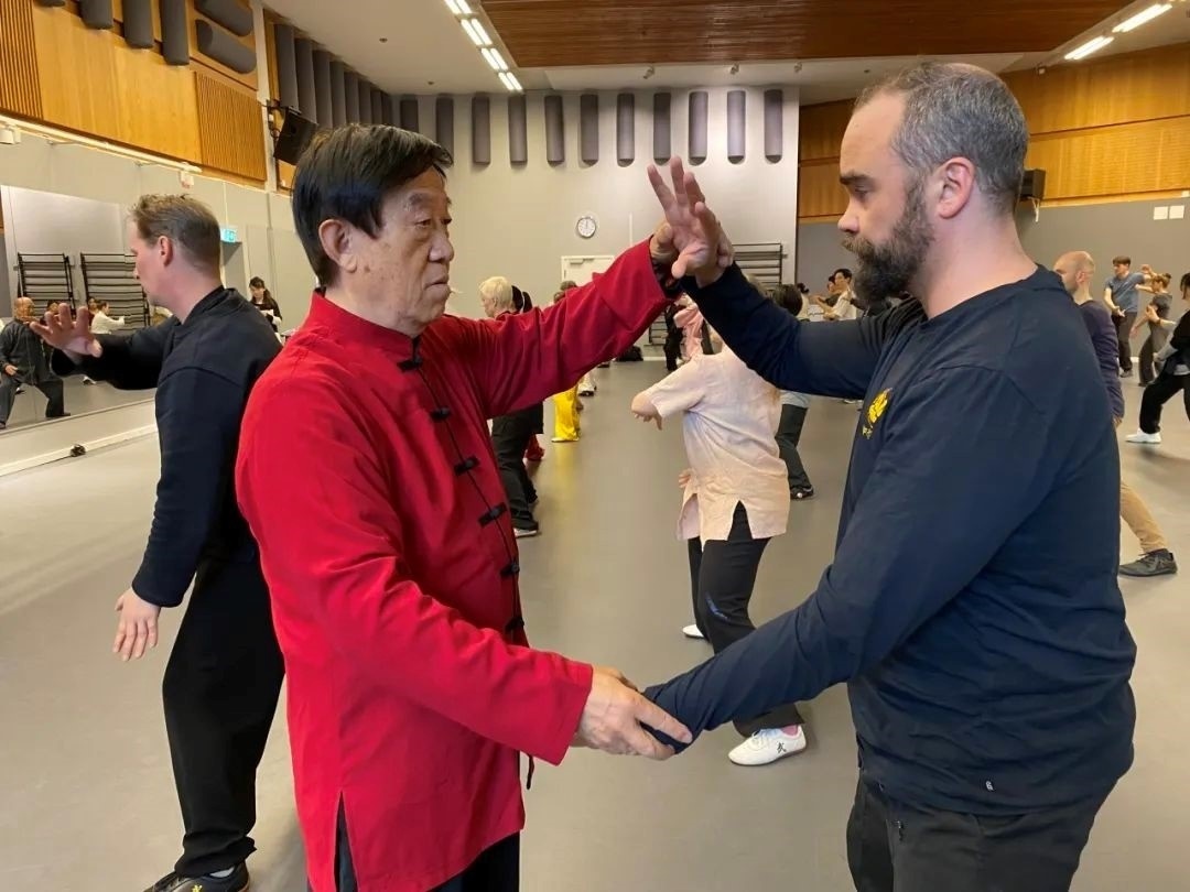 陳正雷老師親自示范指導。斯德哥爾摩中國文化中心供圖