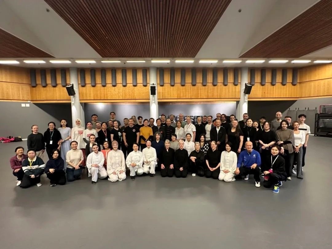 陳正雷老師與培訓班全體學員合影留念。斯德哥爾摩中國文化中心供圖