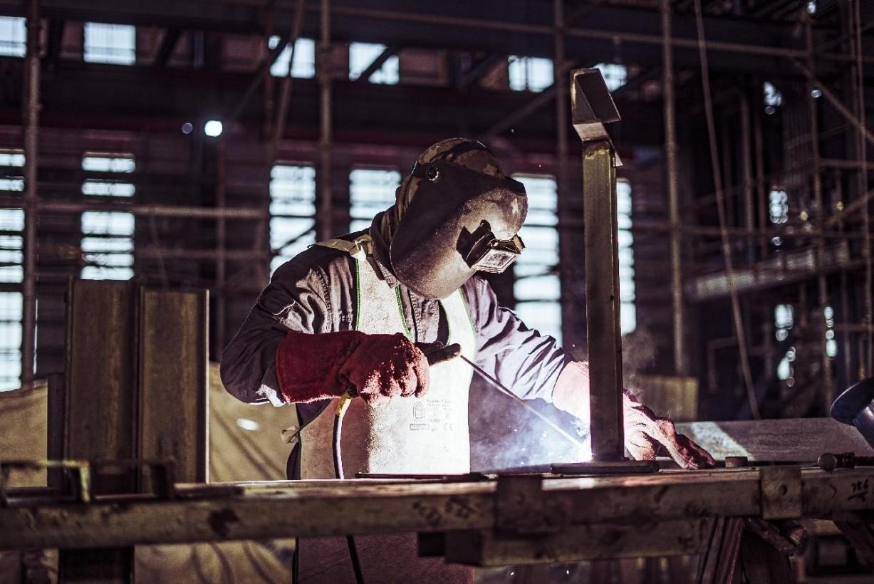 工人在沙特國王港項(xiàng)目現(xiàn)場(chǎng)進(jìn)行焊接操作。山東電建供圖