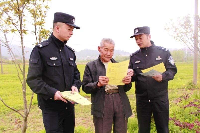 向村民宣傳反詐知識。