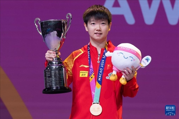 2024年4月21日，在2024年澳門國際乒聯(lián)女子世界杯決賽中，孫穎莎奪得冠軍。圖為孫穎莎在頒獎(jiǎng)臺(tái)上。新華社記者 張金加 攝