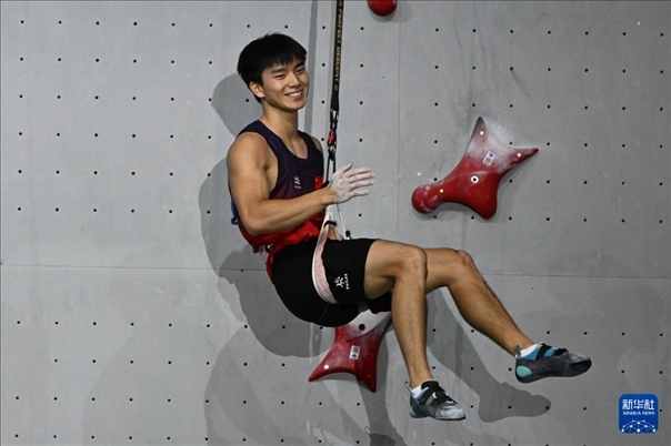 2024年4月13日，在江蘇吳江舉行的2024年國際攀聯(lián)攀巖世界杯（吳江站）男子速度決賽中，中國選手伍鵬獲得冠軍。圖為中國選手伍鵬在決賽后慶祝。新華社發(fā)（王須中攝）