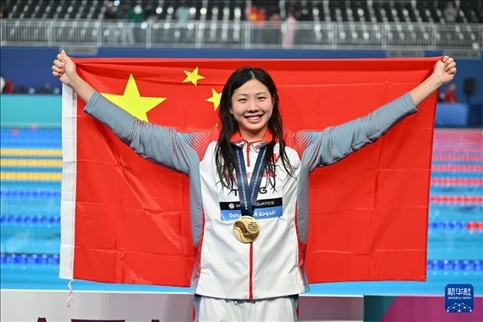 2024年2月13日，2024年世界游泳錦標(biāo)賽游泳項(xiàng)目女子100米蛙泳決賽在卡塔爾多哈舉行。圖為冠軍中國選手唐錢婷在頒獎(jiǎng)儀式后慶祝。新華社記者 薛宇舸 攝