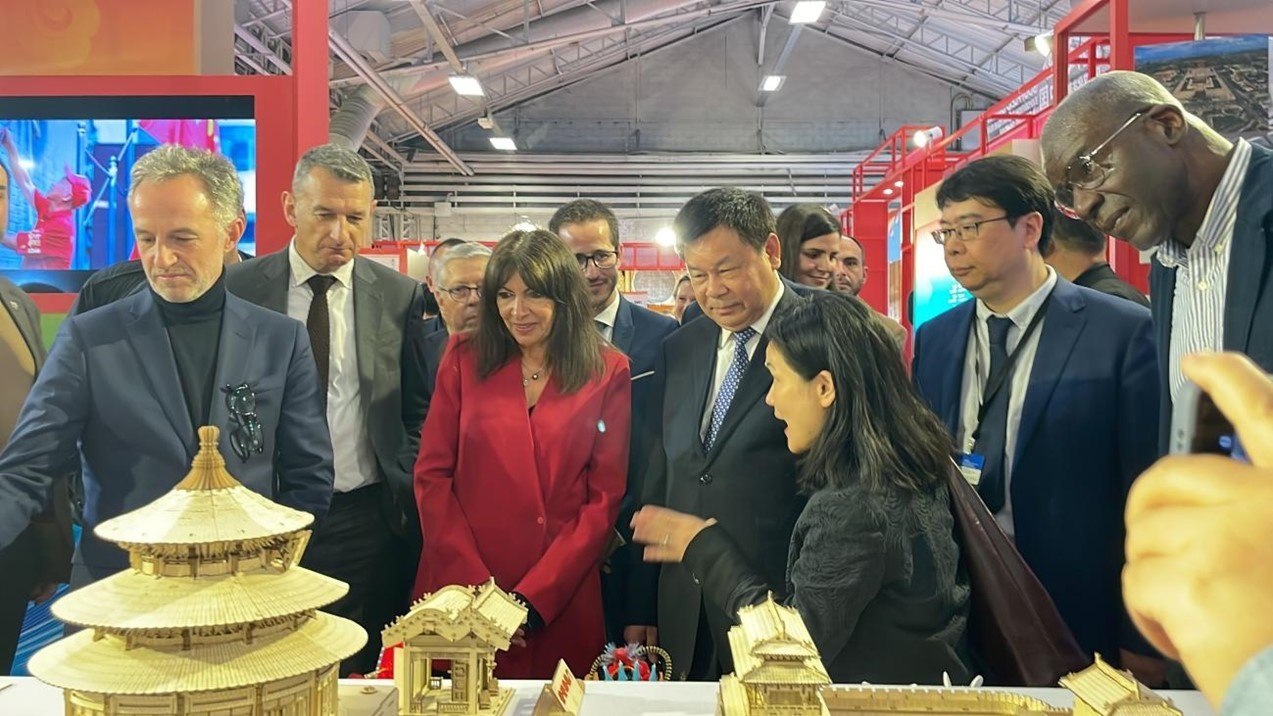 巴黎市市長(zhǎng)安妮·伊達(dá)爾戈參觀展覽。主辦方供圖