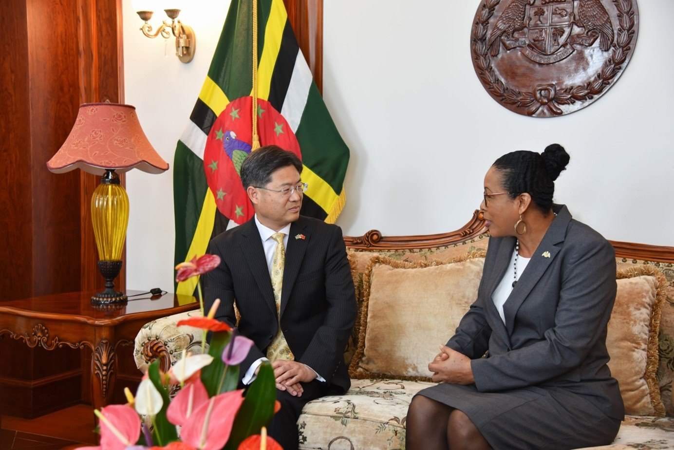 當(dāng)?shù)貢r(shí)間5月3日，中國新任駐多米尼克大使儲(chǔ)茂明（左）向多總統(tǒng)伯頓遞交國書。 中國駐多米尼克大使館供圖