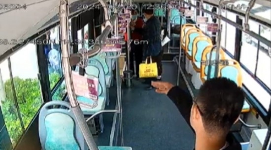 公交車上他一聲大吼！魏杰，好樣的！