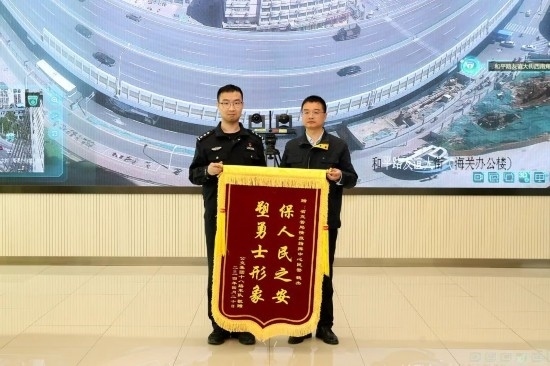 公交車上他一聲大吼！魏杰，好樣的！