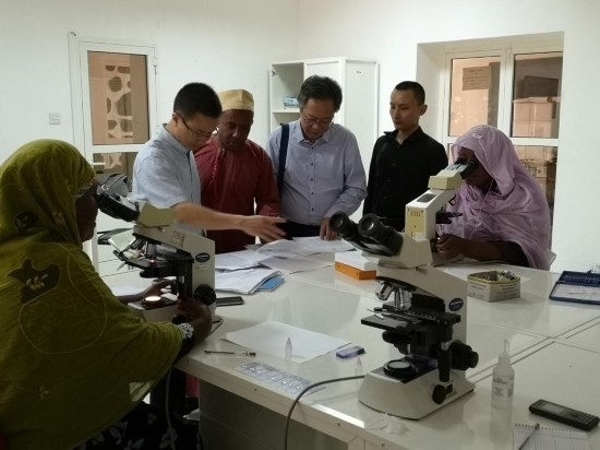 廣州中醫(yī)藥大學(xué)青蒿抗瘧援外醫(yī)療隊(duì)考察科摩羅國家瘧疾防治中心實(shí)驗(yàn)室。