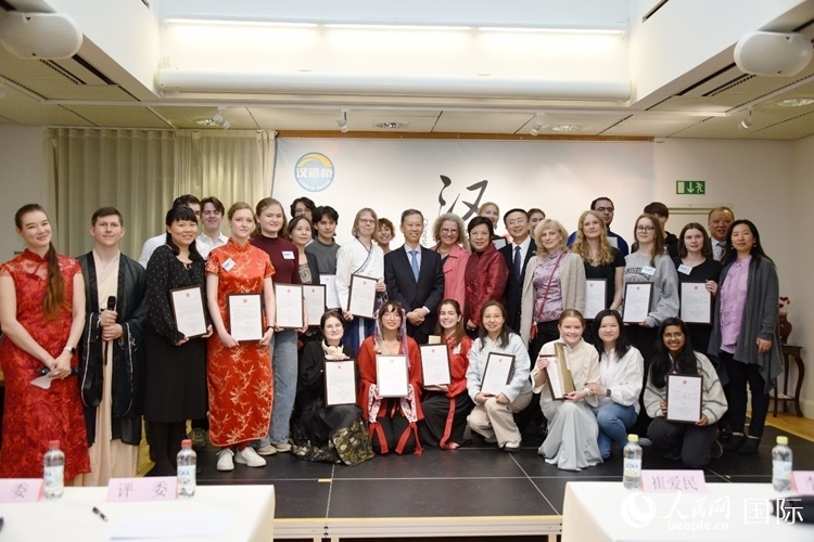 中國駐瑞典大使崔愛民、使館負責教育事務的黃立瓊參贊、預選賽評委老師和指導老師，以及所有獲獎選手合影留念。人民網記者 殷淼攝