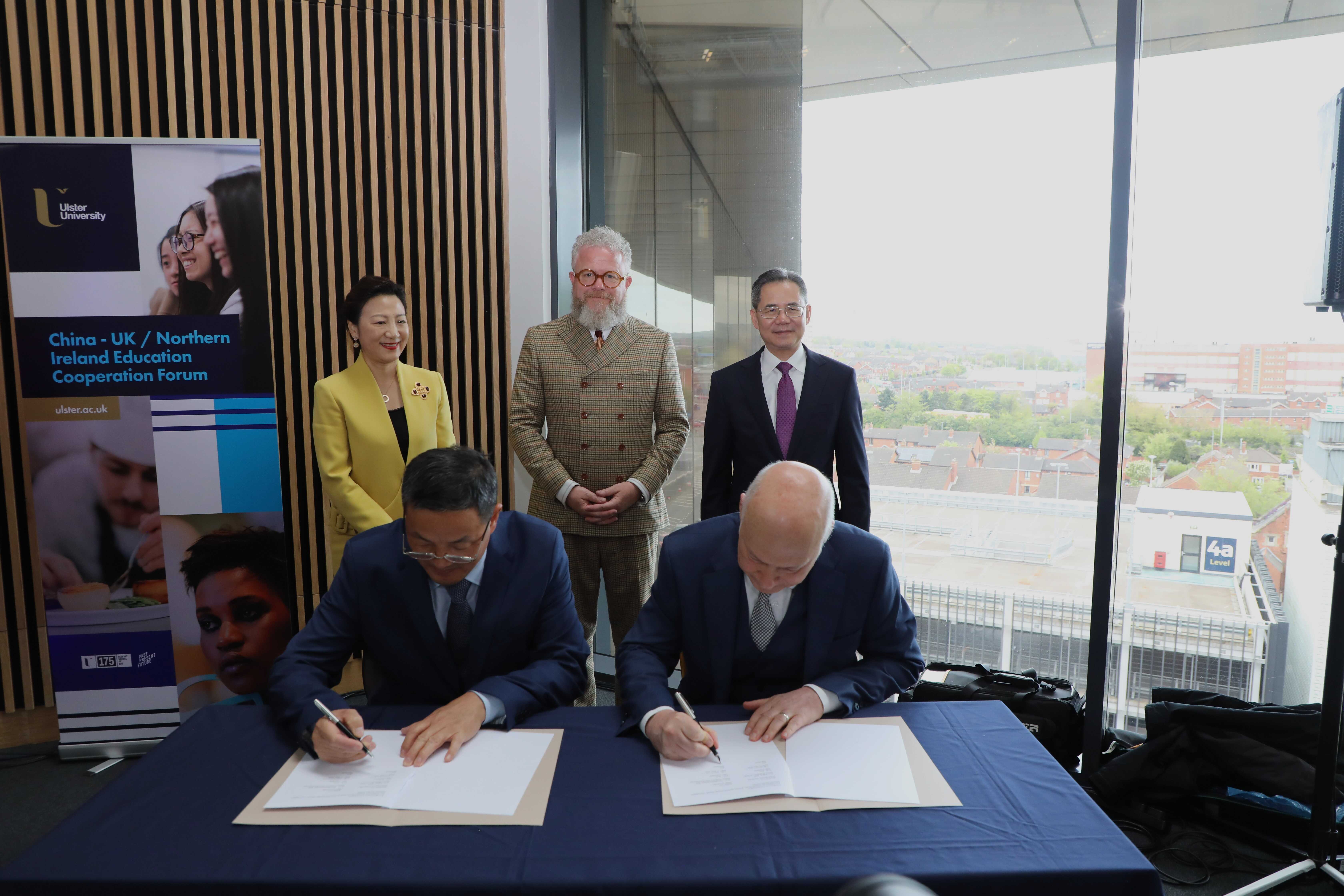 湖北師范大學(xué)同奧斯特大學(xué)簽署共建教育語言文化交流中心的協(xié)議現(xiàn)場。中國駐英國大使館供圖