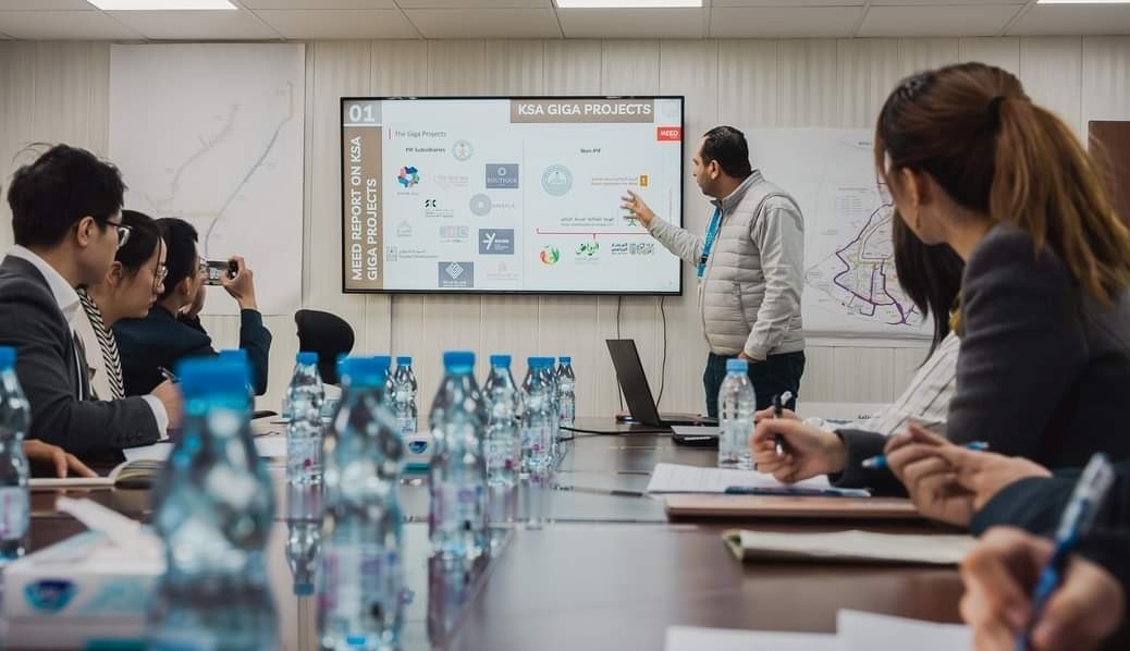 德亞（右三）在和員工開會(huì)。中建中東沙特分公司供圖