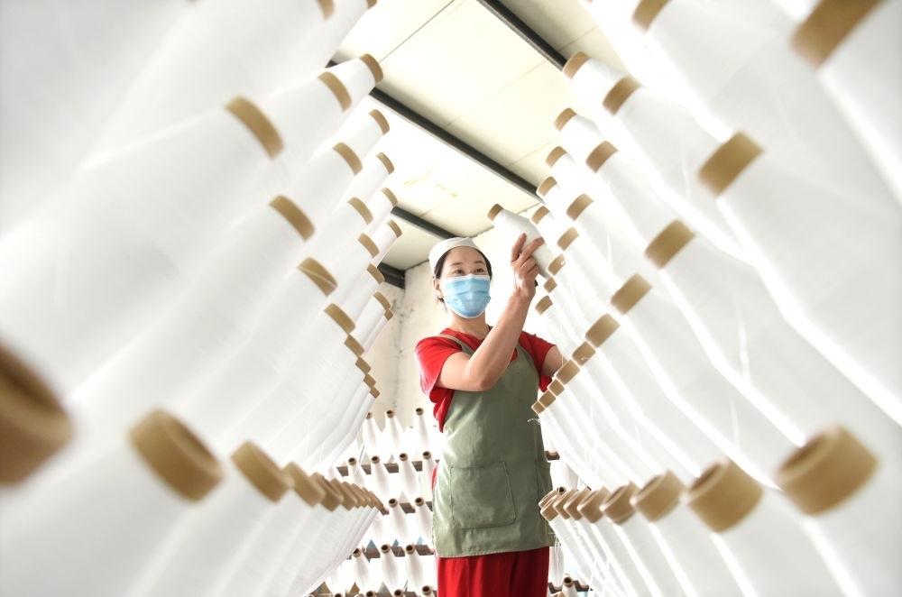 2024年5月1日，工人在山東省淄博市沂源縣悅莊工業(yè)園一玻纖企業(yè)整理加工的產(chǎn)品。新華社發(fā)（趙東山攝）