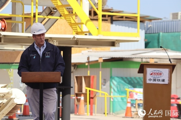 智利交通與電信部部長胡安·卡洛斯·穆尼奧斯在儀式上為盾構(gòu)機(jī)進(jìn)行命名，并宣布盾構(gòu)始發(fā)。陳露明攝