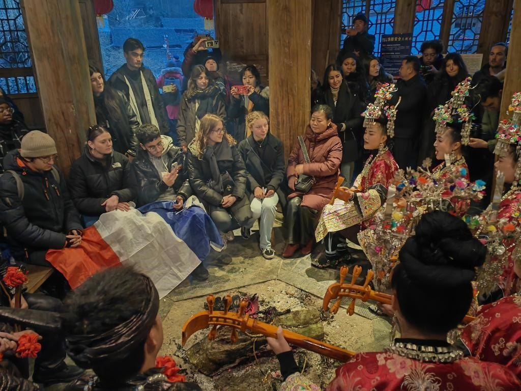 法國青年在榕江體驗(yàn)民俗文化。新華社記者 羅羽 攝