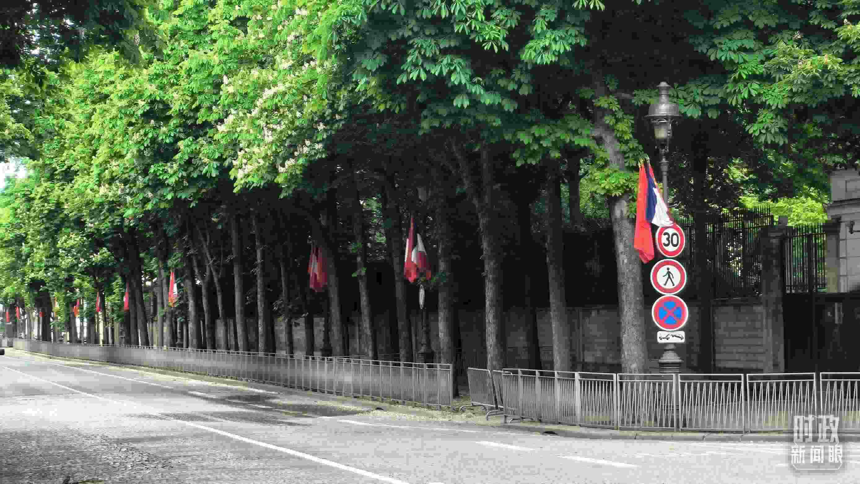 △巴黎道路兩側(cè)懸掛中法兩國國旗。（總臺央視記者鄂介甫拍攝）