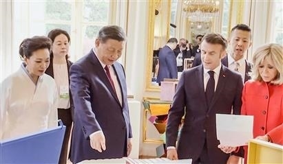 △當?shù)貢r間5月6日下午，在中法領導人會談前，習近平主席向馬克龍總統(tǒng)贈送中國翻譯的法國小說。